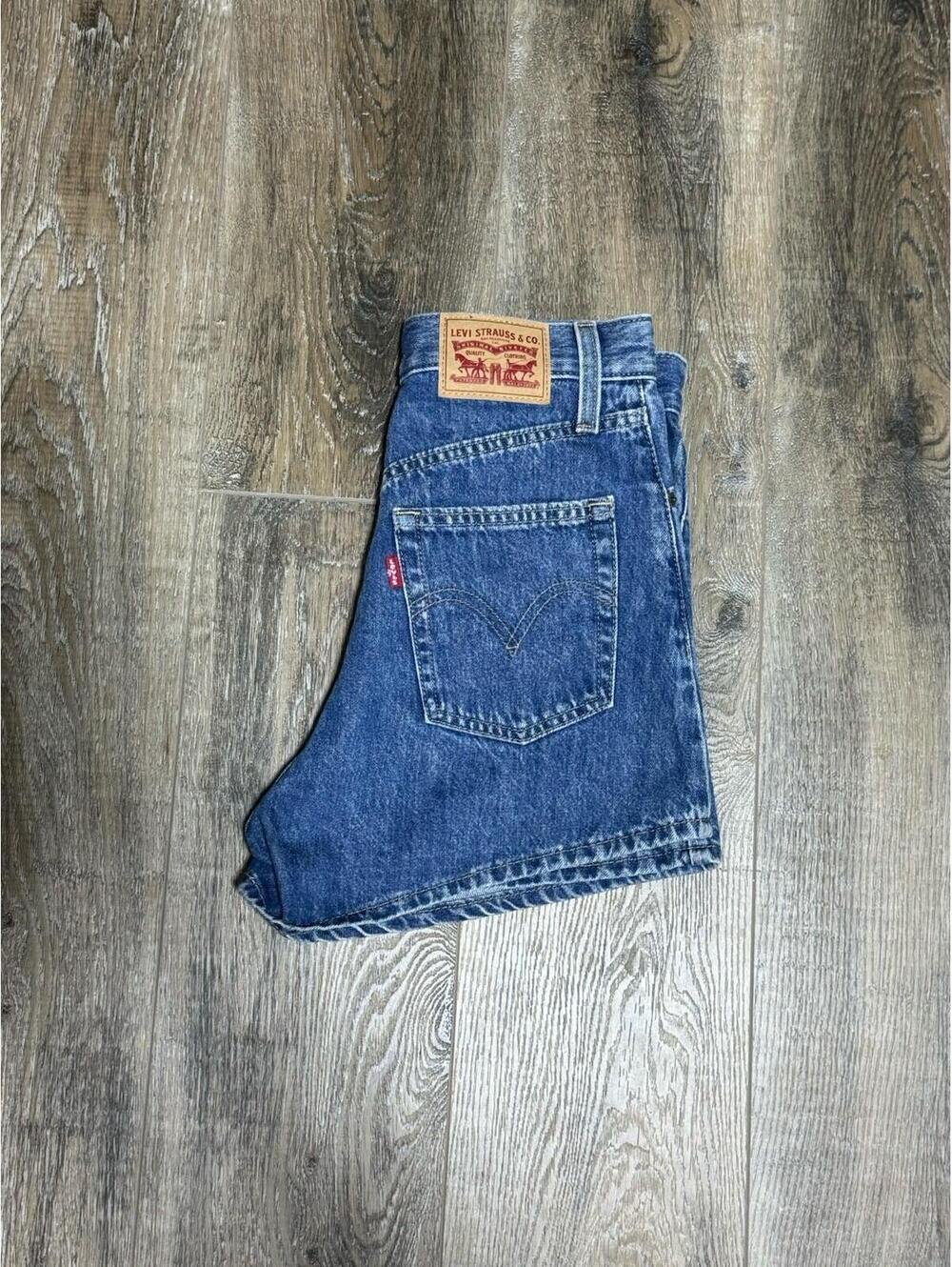 Levi’s High Waisted Mom Shorts Medium Wash Blue Denim Jean Shorts 25